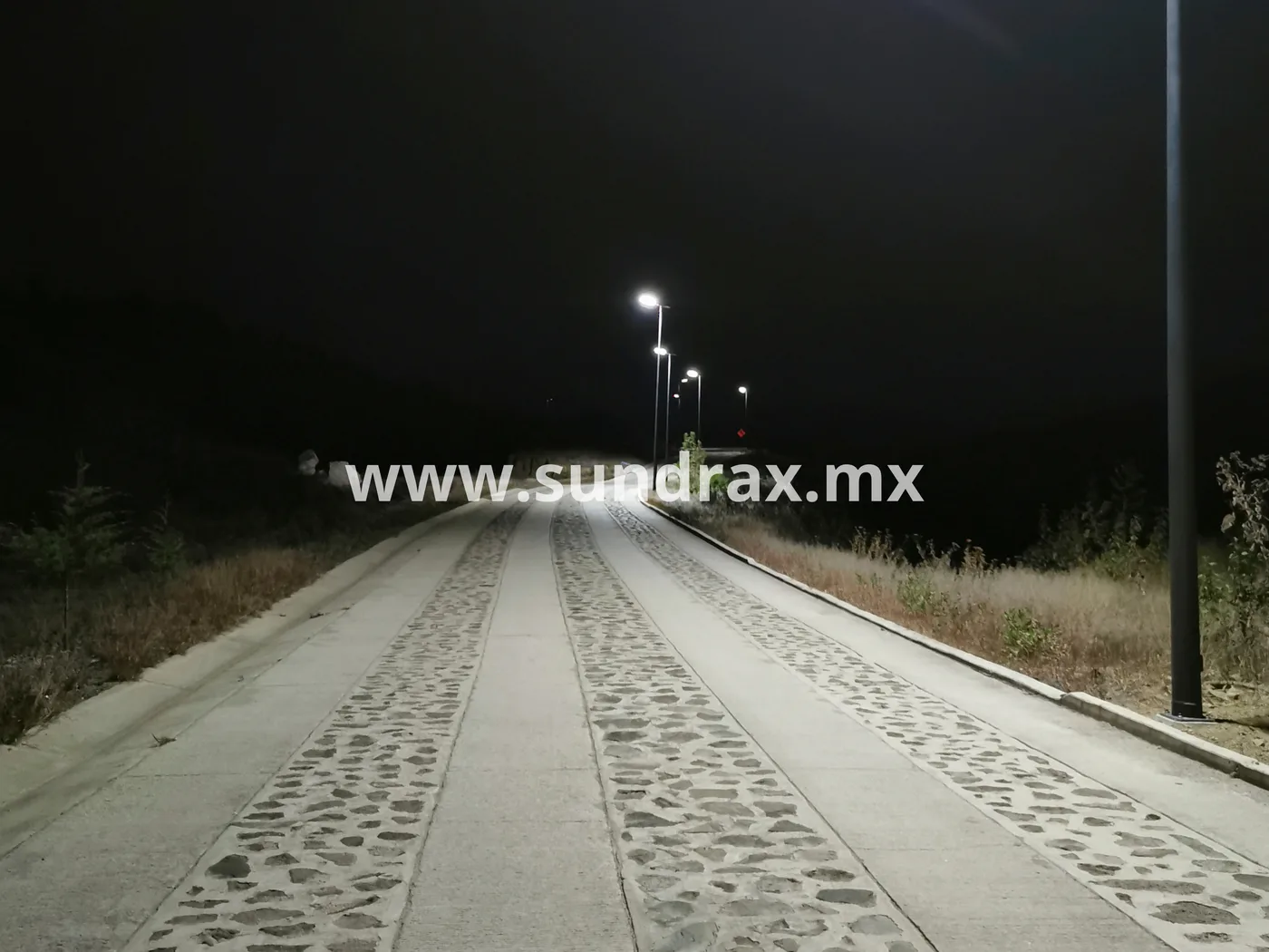 Luminaria solar LED en calle de Oaxaca
