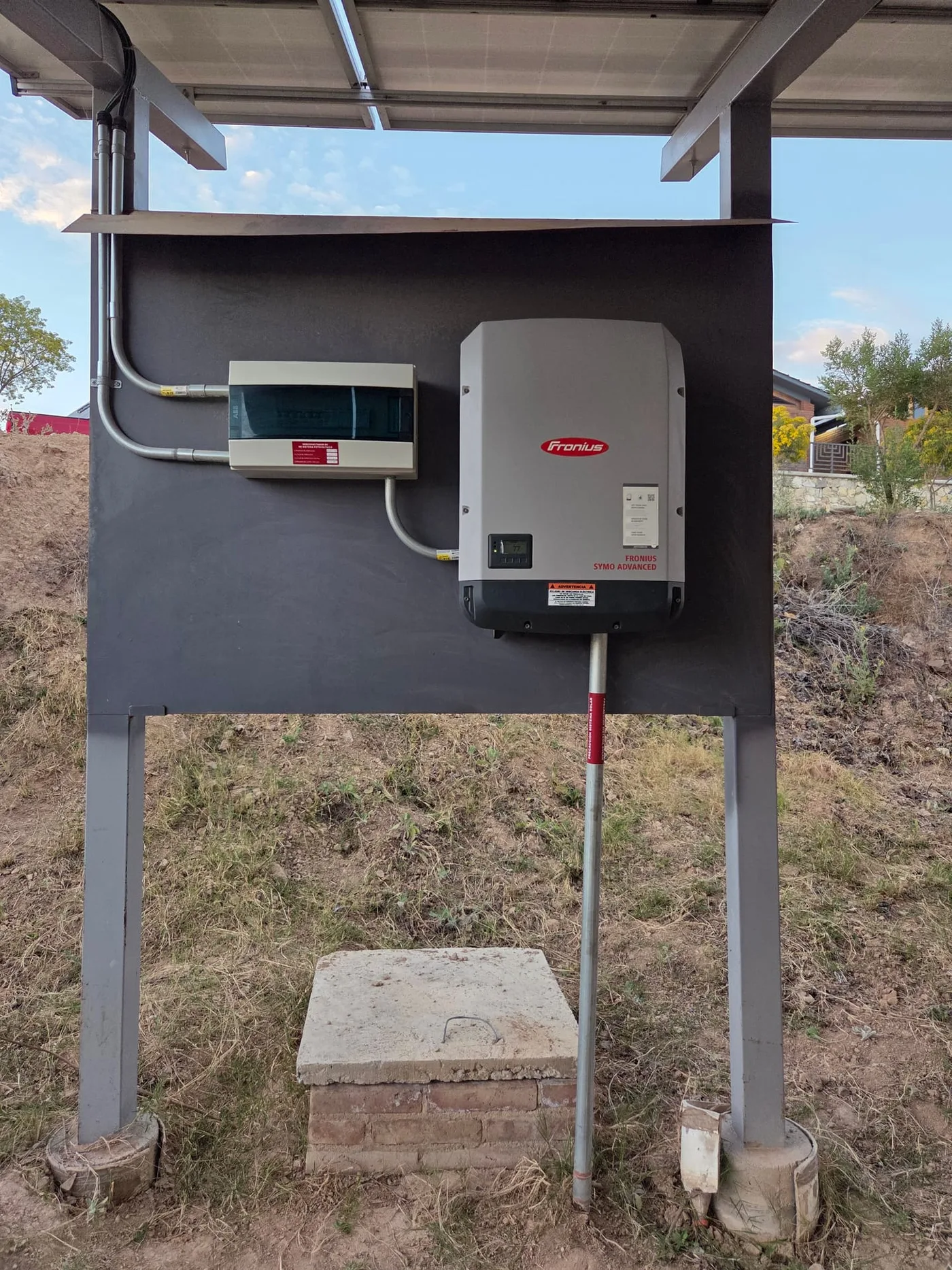 Técnico de SUNDRAX instalando sistema de paneles solares en Oaxaca