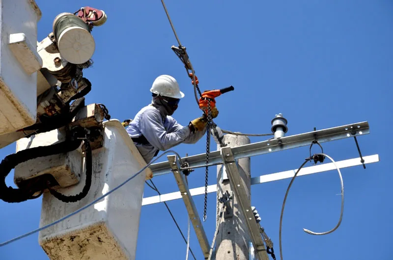Técnico trabajando en proyecto eléctrico de media tensión en Oaxaca